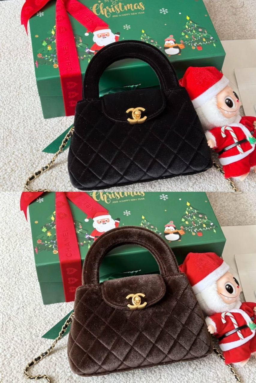 Chanel
100 dhs✅
SIZE：22cm
With the box

Zain35
♥️♥️♥️