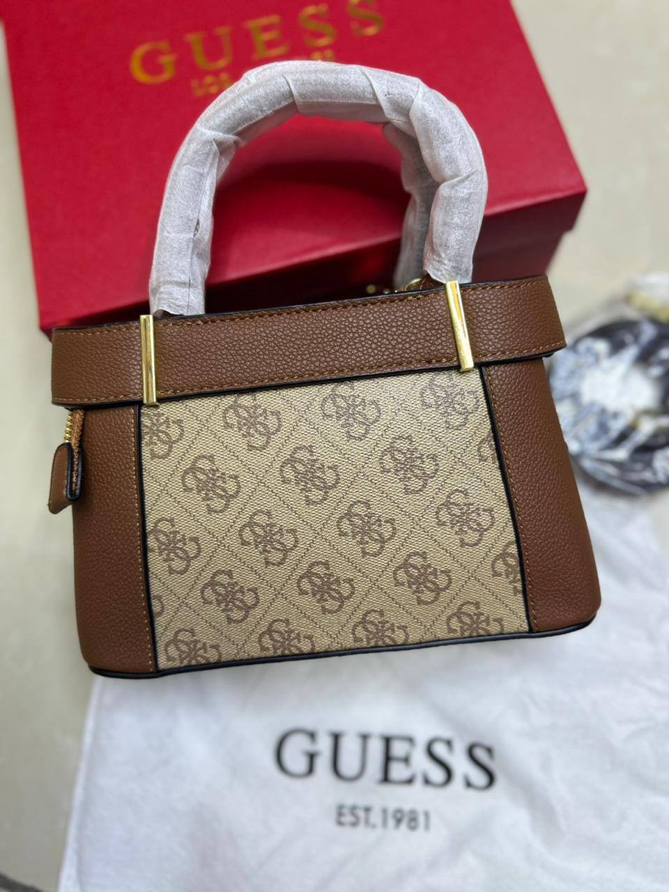 🌹 Guess Hanbag
1⃣️ First quality +🎁
size : 21 * 13 * 7 cm
95 dhs👑
with box 🎁

Zain115
♥️♥️♥️