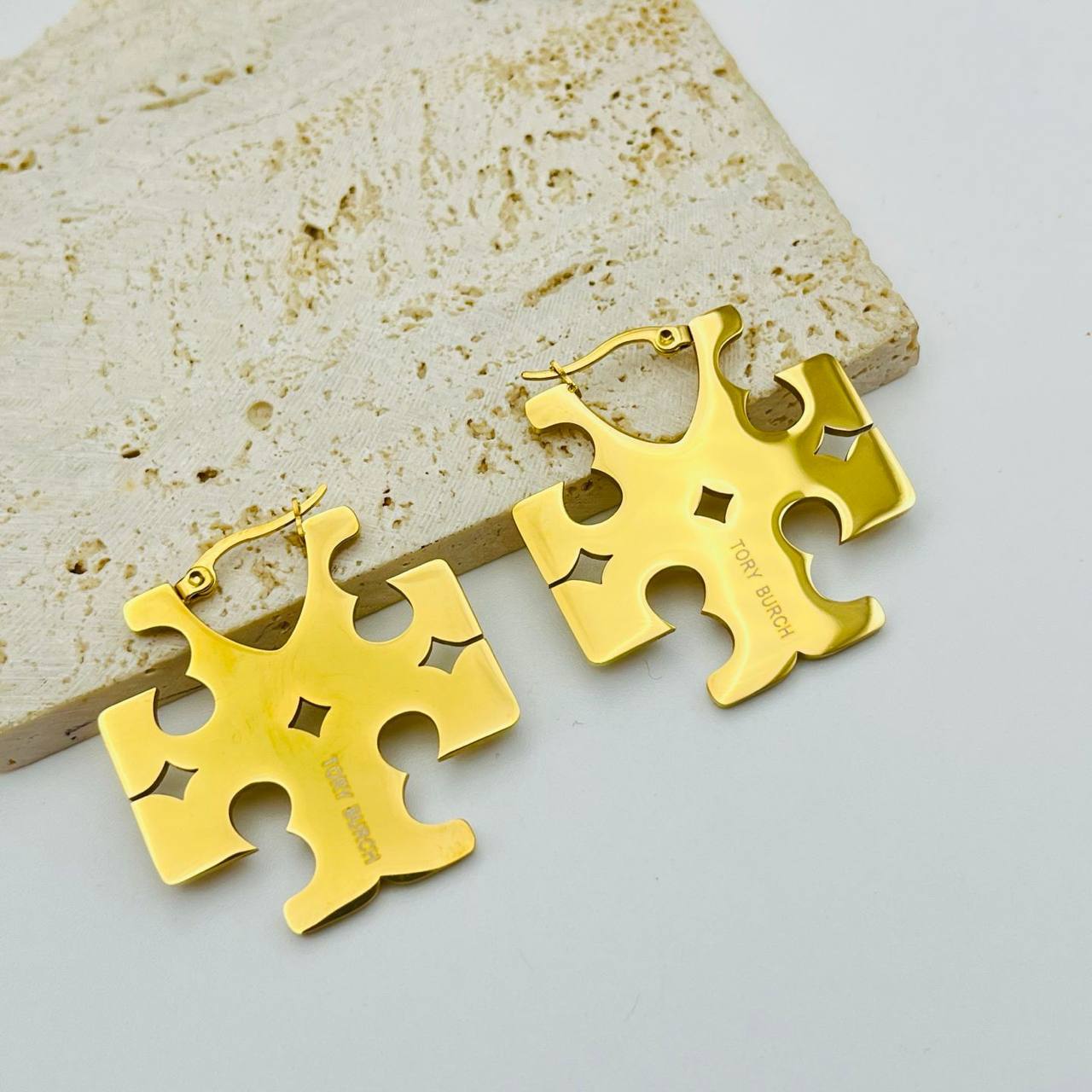 New arrival Branded Stainless steel with 18k gold plated non tarnish earrings
Offer price 
30 dhs✅pair without box 

40 dhs✅pair with branded box and paperbag

Zain243
♥️♥️♥️