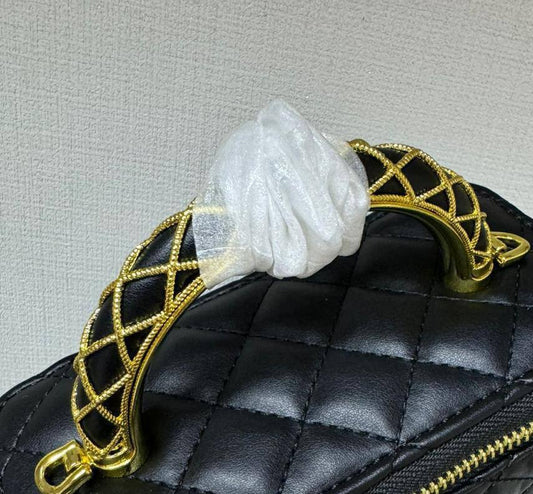 💗 Chanel hot design
1⃣️  First quality +🎁
Size : 17.5  * 11.5 cm
95 dhs✅
with box🎁

Zain115
♥️♥️♥️