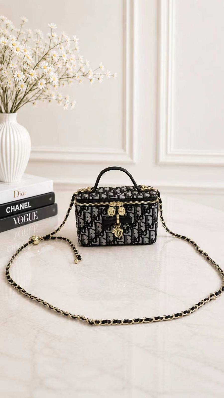 DIOR

best quality 
with box
110 dhs🇦🇪🇦🇪

Zain290
♥️♥️♥️