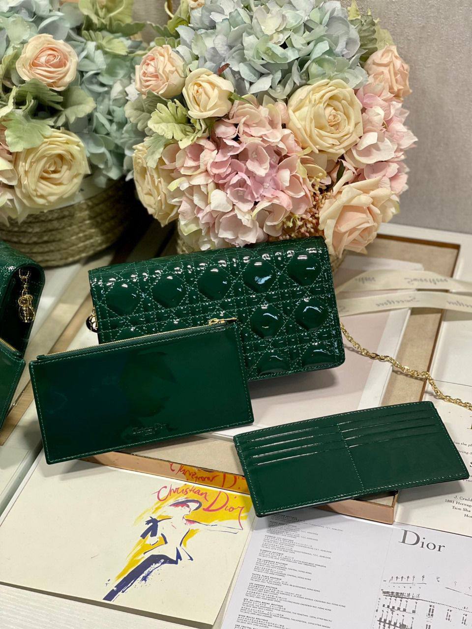 Dior
Best quality with box’s 
95 dhs✅
22 cm

Zain290
♥️♥️♥️