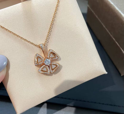 Bvlgari Necklace 🎀
Master quality 
Rose gold

*55* AED normal box 📦 
*85* AED with same original box 🗃️

Zain48
♥️♥️♥️