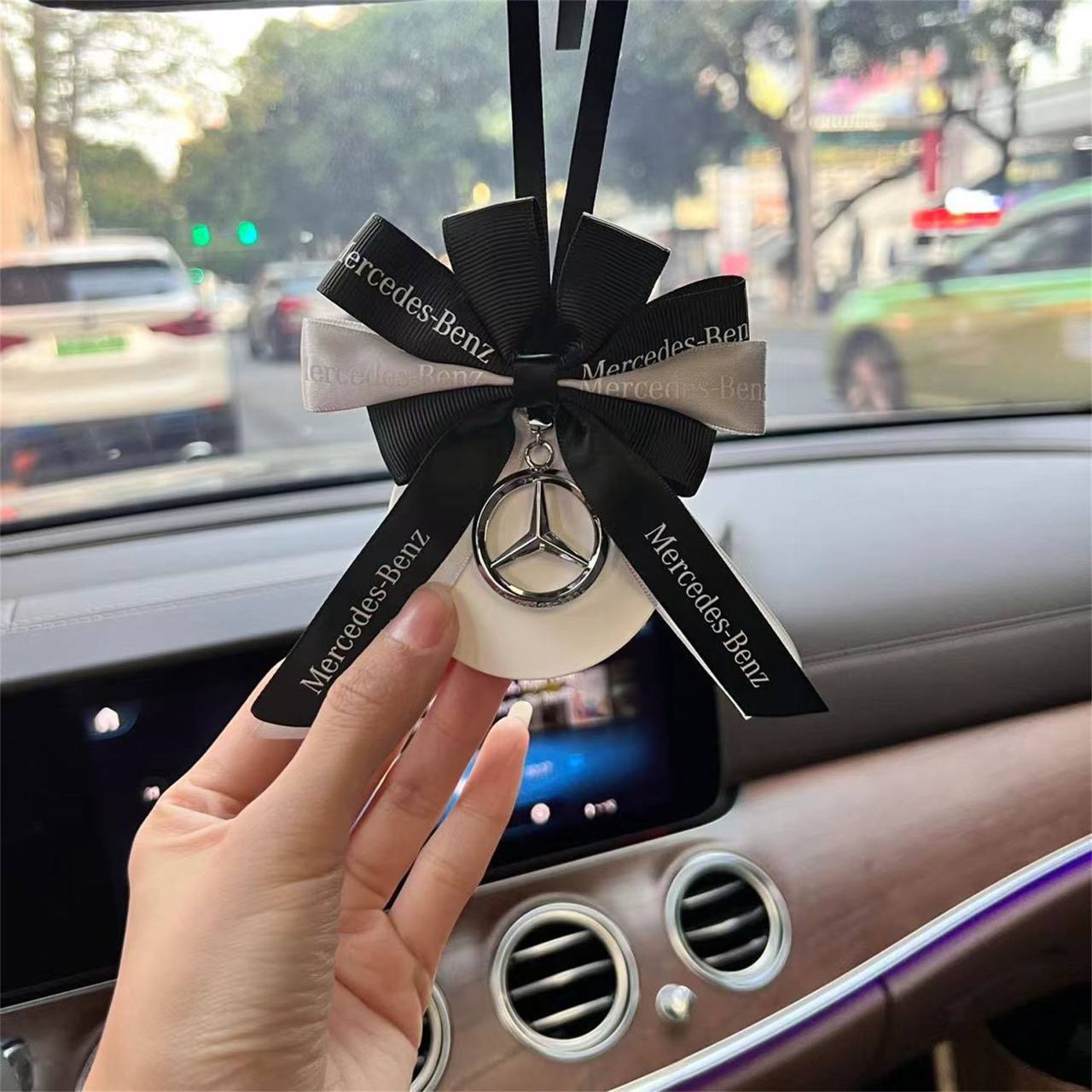 New arrival 
Chanel / Mercedes Benz car accessory with fragrance spray stone 
40 dhs✅

Zain243
♥️♥️♥️