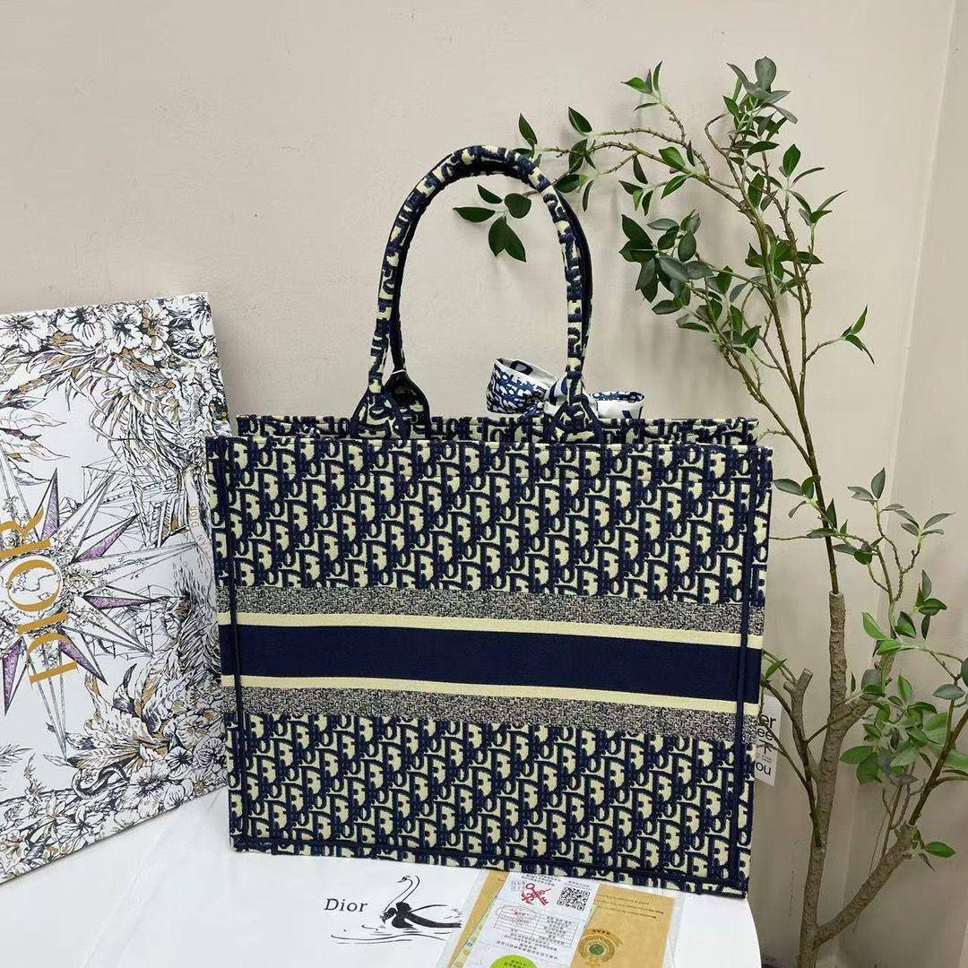 Dior

42*35*15.5cm

With start and scarf 

With box 

105 dhs🇦🇪🇦🇪

Zain17
♥️♥️♥️