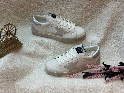 New. Golden gooes

   Size  .  36to 41

130 dhs🪙🌨️

Zain80
♥️♥️♥️