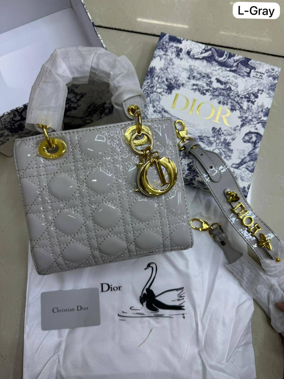 🌟 Lady  Dior 
1️⃣ First Quality +🎁
Size: 20 * 8 * 17 cm

100 dhs💓

with Box🎁

Zain115
♥️♥️♥️
