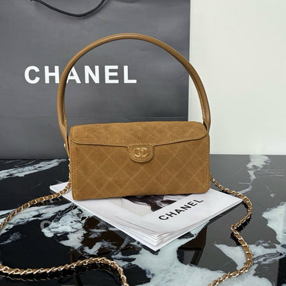 CHANEL Vanity Bag
Grained leather Material
Gold Hardware
With long chain belt strap
Size : 19 cm
With BOX

100 dhs✅

Zain239
♥️♥️♥️