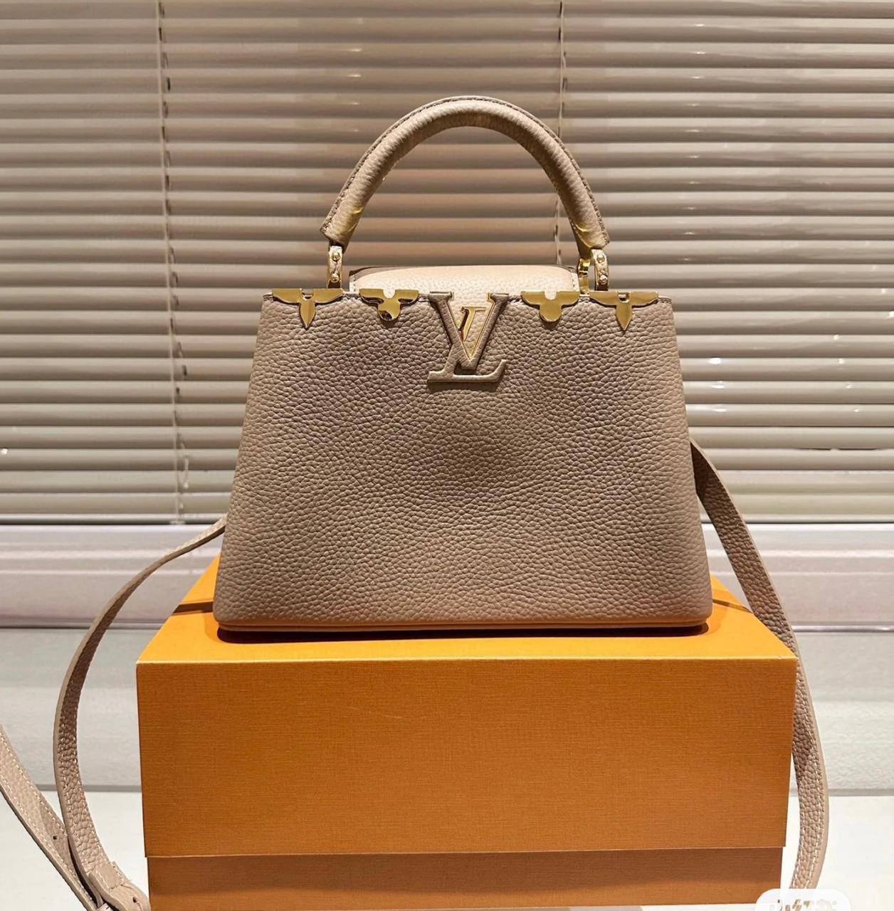 LV Capitalcines 
Size : 27 * 19 cm
110 dhs🪙💕
with box🎁

Zain115
♥️♥️♥️
