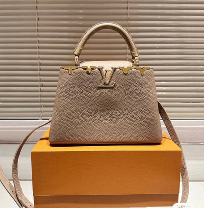 LV Capitalcines 
Size : 27 * 19 cm
110 dhs🪙💕
with box🎁

Zain115
♥️♥️♥️