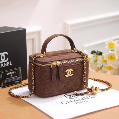 Chanel 

95 dhs💓

with box
🎁🎁🎁

size 18×9×11cm

Zain213
♥️♥️♥️