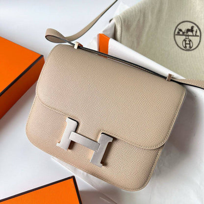 Hermes 
Best quality 

with box’s 
🎁🎁🎁

100 dhs✅
size 23 Cm

Zain290
♥️♥️♥️