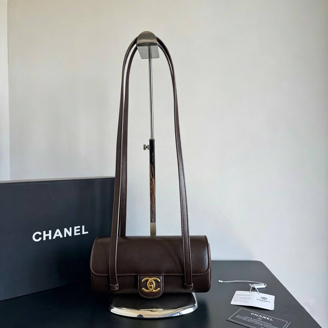 CHANEL
Best quality 
with box
120 dhs💓
size 20CM

Zain120
♥️♥️♥️