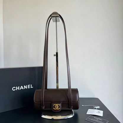 CHANEL
Best quality 
with box
120 dhs💓
size 20CM

Zain120
♥️♥️♥️
