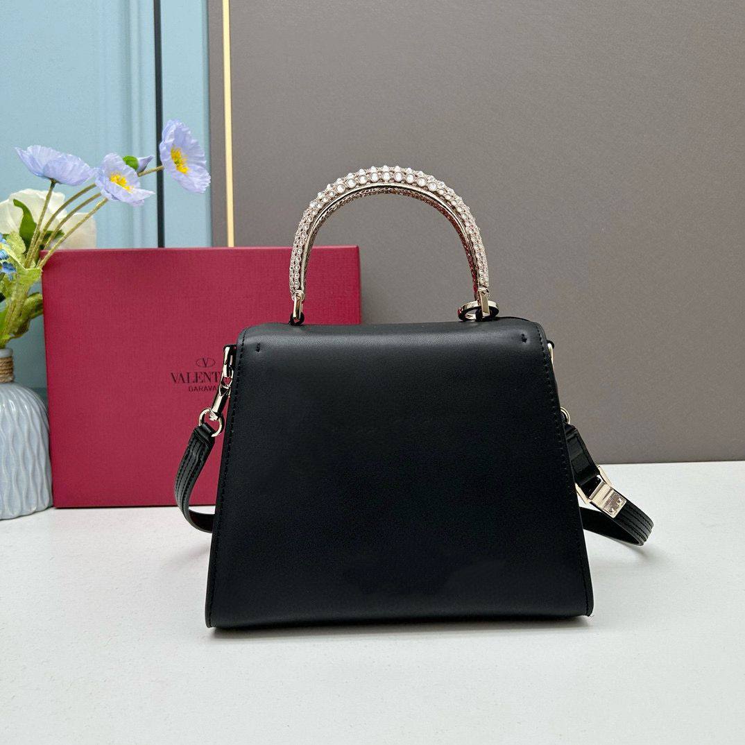 VALENTINO  
GOOD QUALITY
 WITH BOX 
🎁🎁🎁

100 dhs✅

Zain295
♥️♥️♥️