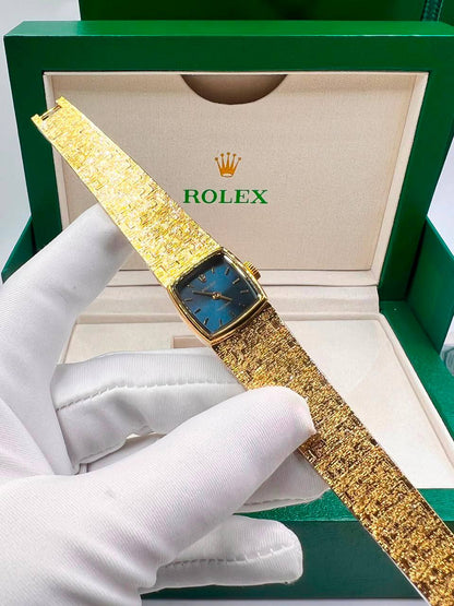 Rolex
350 dhs🇦🇪🇦🇪 
with box  
size：25mm×25mm

Zain85
♥️♥️♥️