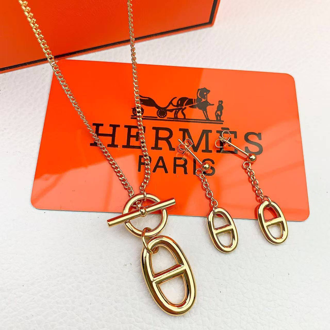 Hermes ❤️‍🔥*
Necklace ✨
Earring 💥
Master quality 💯
With normal boxes 🗃️ 
80 dhs✅
With master box 📦 
105 dhs✅

Zain216
♥️♥️♥️
