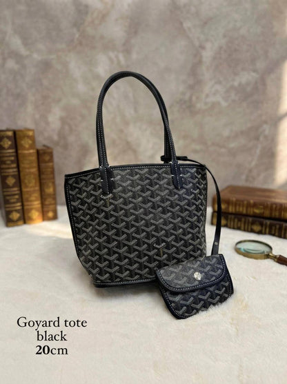 Goyard ᴍɪɴɪ ᴛᴏᴛᴇ
ʜᴀɴᴅʙᴀɢ/ᴘᴏᴜᴄʜ
ɴᴏ ʙᴏx 
ʟᴇᴀᴛʜᴇʀ
size:20ᴄᴍ
75 dhs🇦🇪

Zain56
♥️♥️♥️