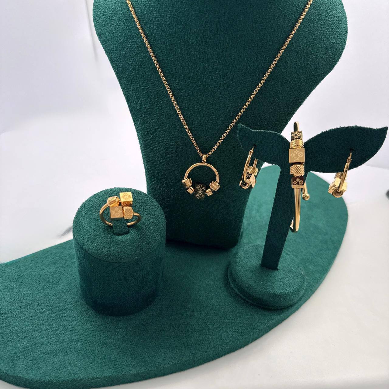 one Set Accessories
50 dhs🇦🇪

Zain45
♥️♥️♥️