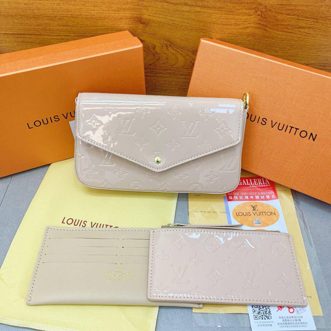 LV / coach

80 dhs🇦🇪🇦🇪

with box
size 22×3.5×12cm

Zain42
♥️♥️♥️