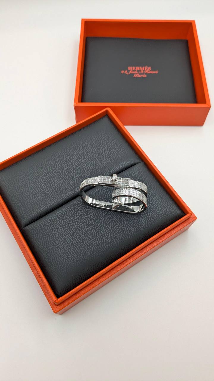 Hermes
*Master Quality* 
*Finger Ring*
85 dhs🪙🌨️ with Normal Box 🎁 
100 dhs🪙🌨️ with Good Box 🎁
120 dhs🪙🌨️ with Master Box 🎁

Zain210
♥️♥️♥️