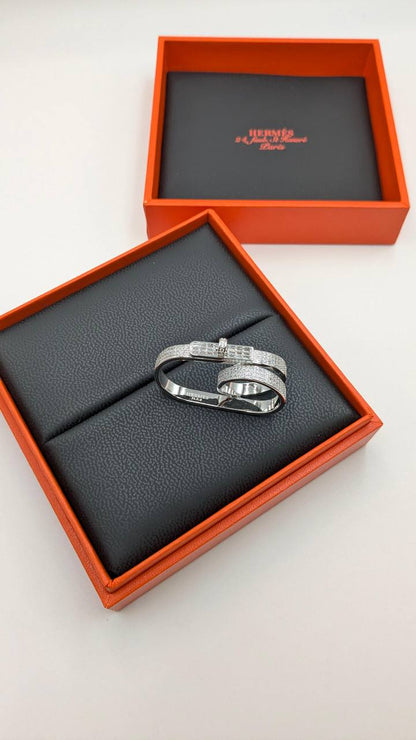 Hermes
*Master Quality* 
*Finger Ring*
85 dhs🪙🌨️ with Normal Box 🎁 
100 dhs🪙🌨️ with Good Box 🎁
120 dhs🪙🌨️ with Master Box 🎁

Zain210
♥️♥️♥️