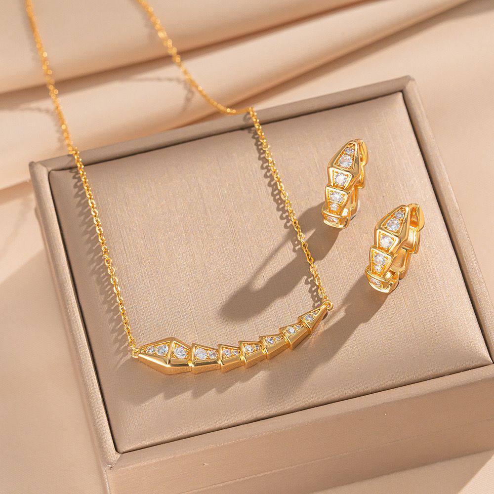 New arrival stainless steel chain Sets 
45 dhs🪙🌨️ / set without box 
55 dhs🪙🌨️ / set with branded box and paperbag

Zain243
♥️♥️♥️