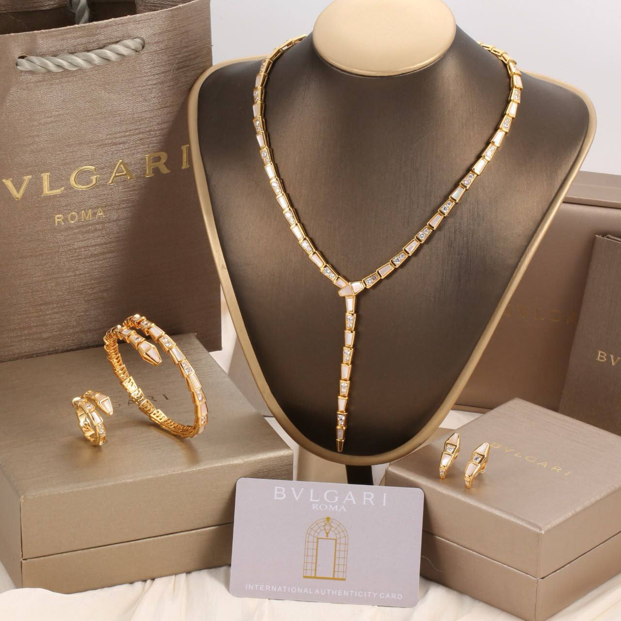 Bvlgari Set
Necklace 
Earrings 
Bangle 
Ring 💍 
*Master quality* 💎

*430* AED good box 🗃️

Zain48
♥️♥️♥️