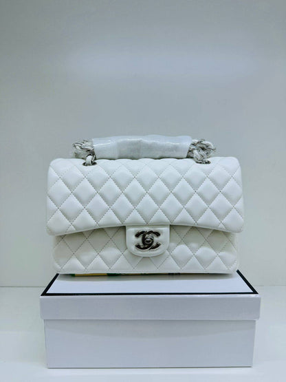 Chanel
High quality
115 dhs❤️

with box
🎁🎁🎁

Zain136
♥️♥️♥️