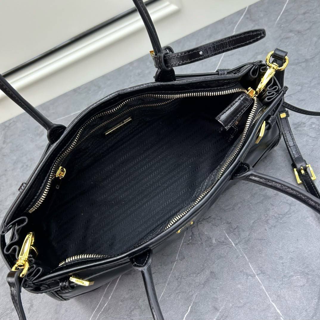 PRADA 
COPY ONE 
210 dhs✅

Zain295
♥️♥️♥️