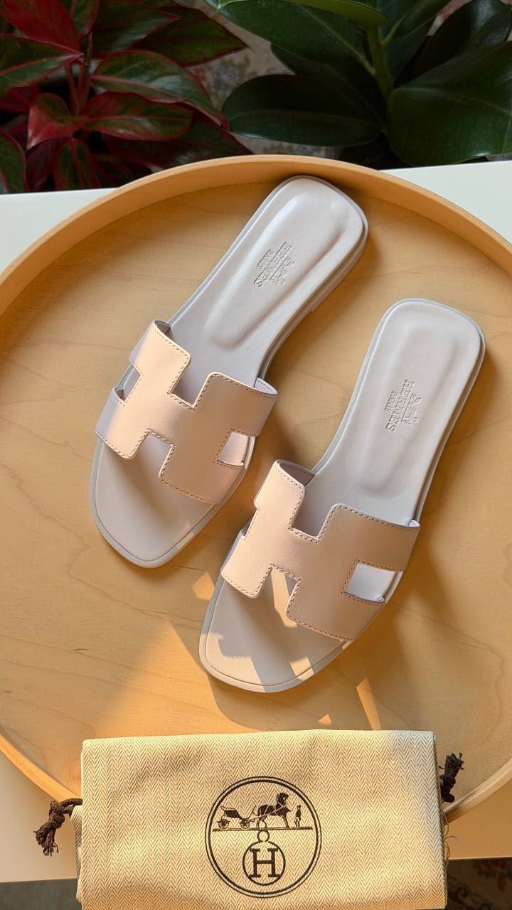 Hermes

Available

Master quality 
Size: 36 to 41 

430 dhs🇦🇪🇦🇪

Zain318
♥️♥️♥️