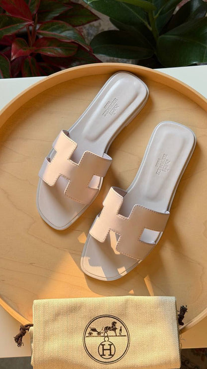 Hermes

Available

Master quality 
Size: 36 to 41 

430 dhs🇦🇪🇦🇪

Zain318
♥️♥️♥️