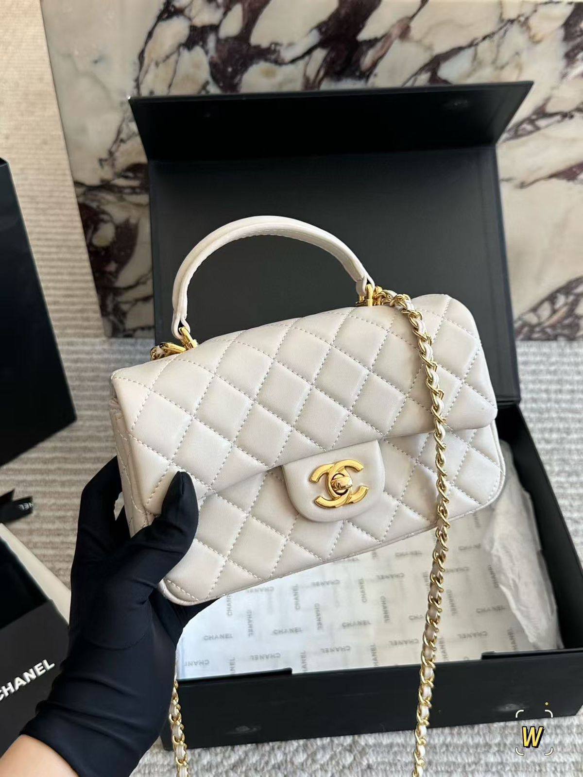 Chanel
Size 20cm

230 dhs🪙🌨️

With box
🎁🎁🎁

Zain180
♥️♥️♥️