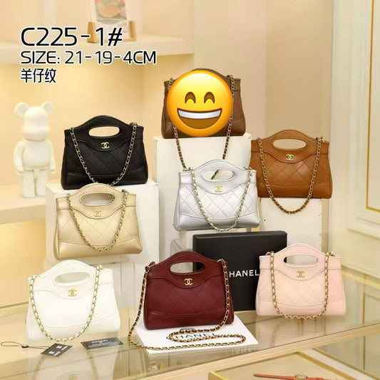 Chanel
New 
with box 
🎁🎁🎁

100 dhs✅

Zain12
♥️♥️♥️