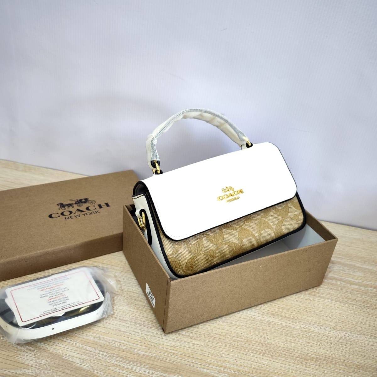 Coach
85 dhs🪙🌨️ 

high quality 

with box
🎁🎁🎁

Zain26
♥️♥️♥️