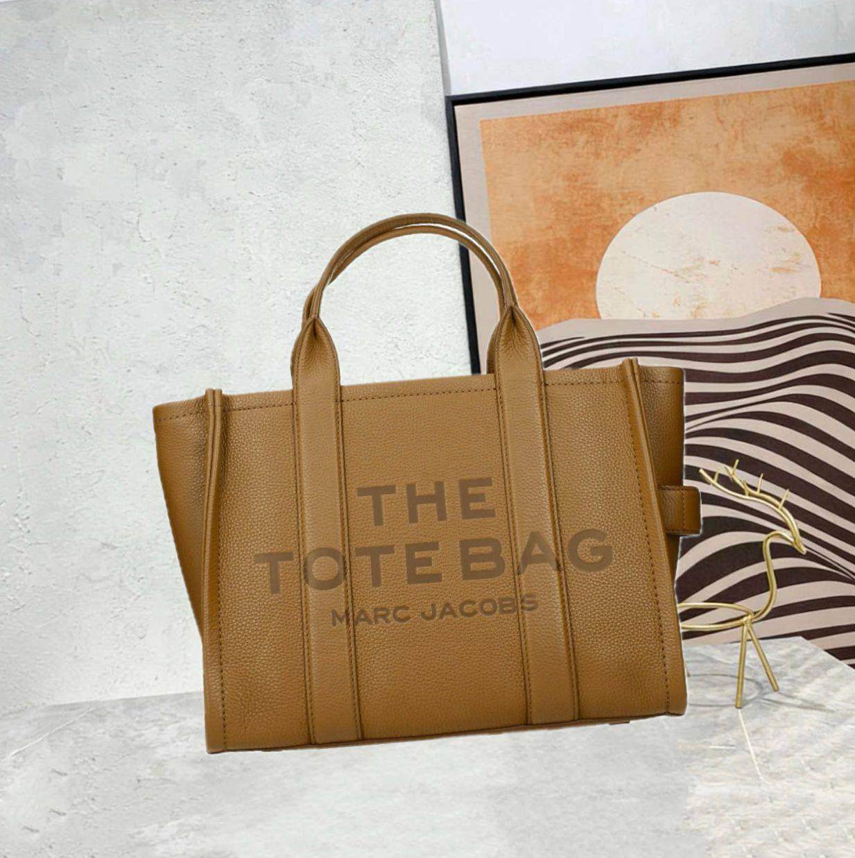 MARC JACOBS 
THE TOTE BAG NEW CAME 
GOOD QUALITY MEDIUM SIZE 
115 dhs❣️

Zain39
♥️♥️♥️