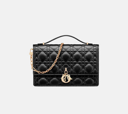 Dior
110 dhs✅
size：22cm
Good-quality 

with box🎁🎁🎁

Zain35
♥️♥️♥️