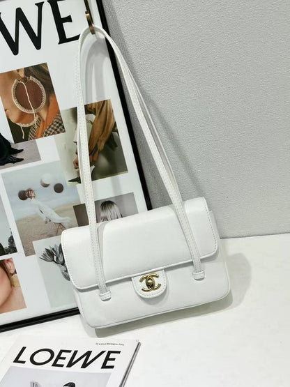 CHANEL
 GOOD QUALITY 
WITH BOX 
130 dhs✅

Zain295
♥️♥️♥️