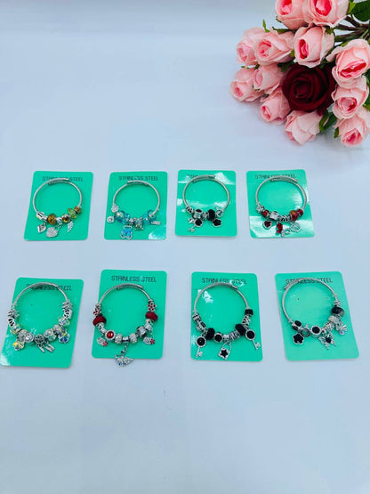 PANDORA ❤️‍🔥*
Bracelet 🐦‍🔥
Stainless steel 💯
good quality 💯
With black boxes 🗃️ 
20 dhs✅

Zain216
♥️♥️♥️