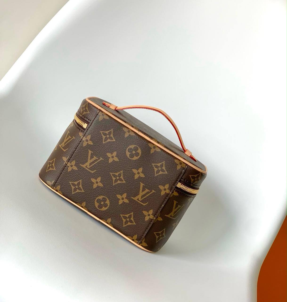 LV

Good QUALITY 

WITH BOX 

MEDUIM SIZE 110 DHS…..
SMALL SIZE 100 DHS……

Zain17
♥️♥️♥️