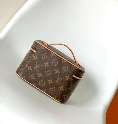 LV

Good QUALITY 

WITH BOX 

MEDUIM SIZE 110 DHS…..
SMALL SIZE 100 DHS……

Zain17
♥️♥️♥️