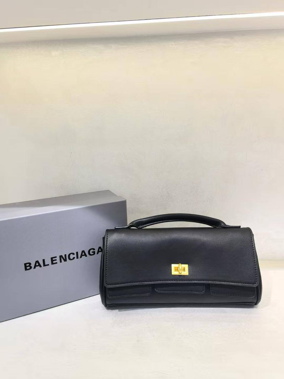 Balennciaga  
120 dhs✅
Size 28cm

Zain161
♥️♥️♥️