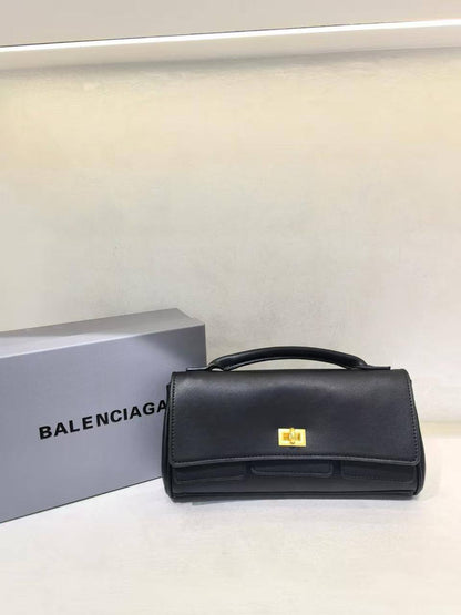 Balennciaga  
120 dhs✅
Size 28cm

Zain161
♥️♥️♥️