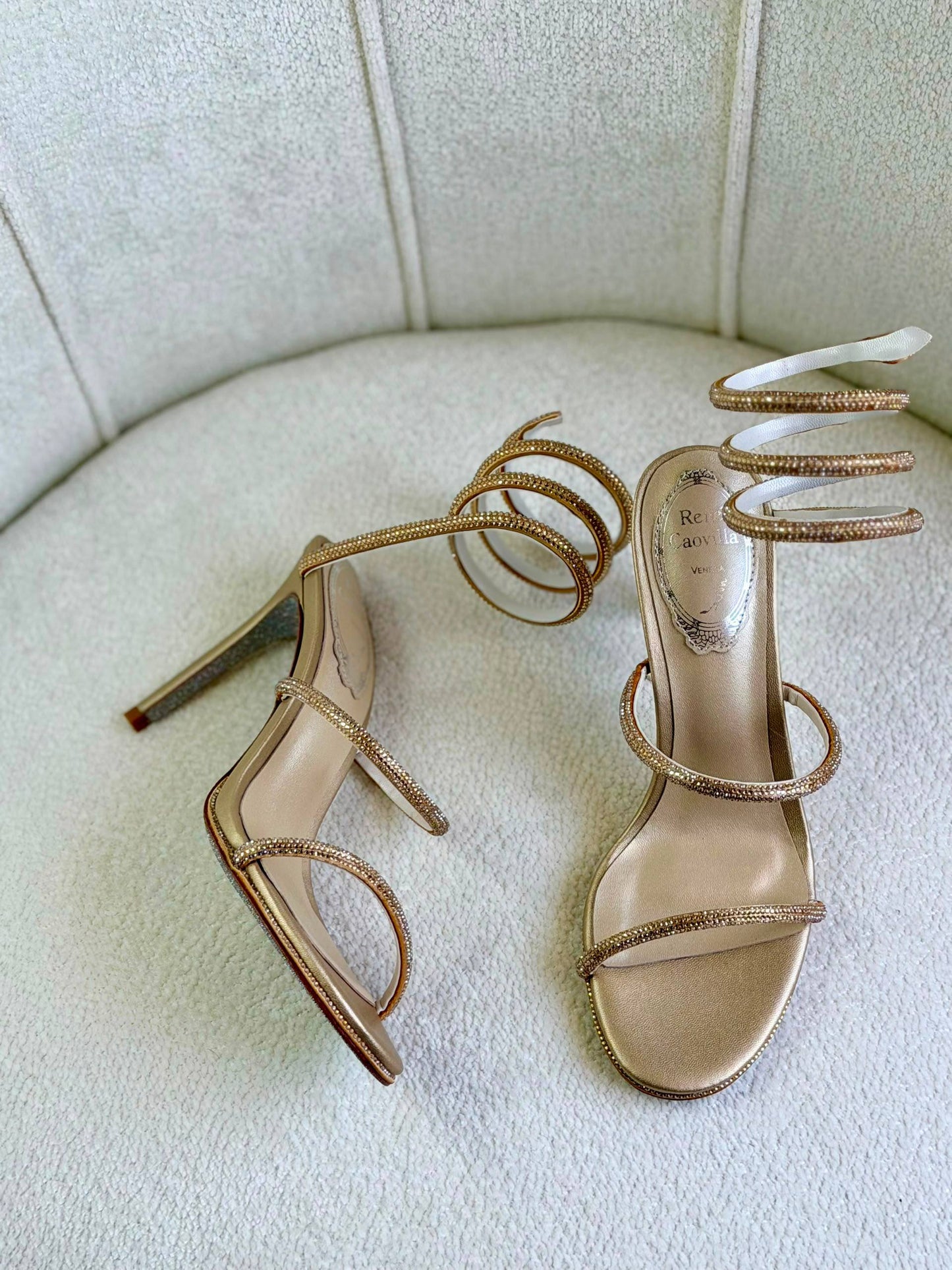 Rene Caovilla
Super *AAA* *+* Quality 💯 
With original packing🎁🎁
SIZE:36and41
Available now
550 dhs✅

Zain309
♥️♥️😂