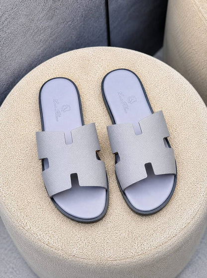 Louis Hilano
 good quality sandals 
with box and paper bag
220 dhs💓
size available 40to46 ( 6to12)

Zain59
♥️♥️♥️