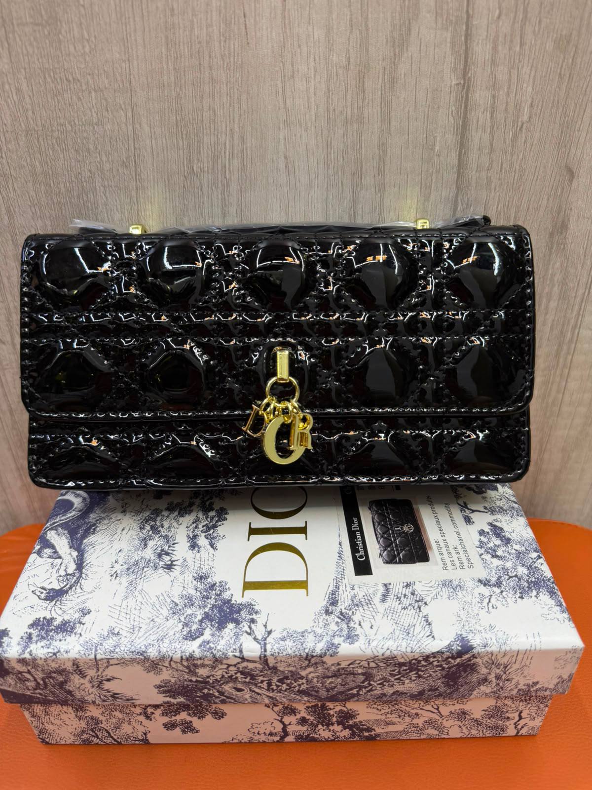 DIOR

Size  20cm

Withbox

110 dhs✅

Zain04
♥️♥️♥️