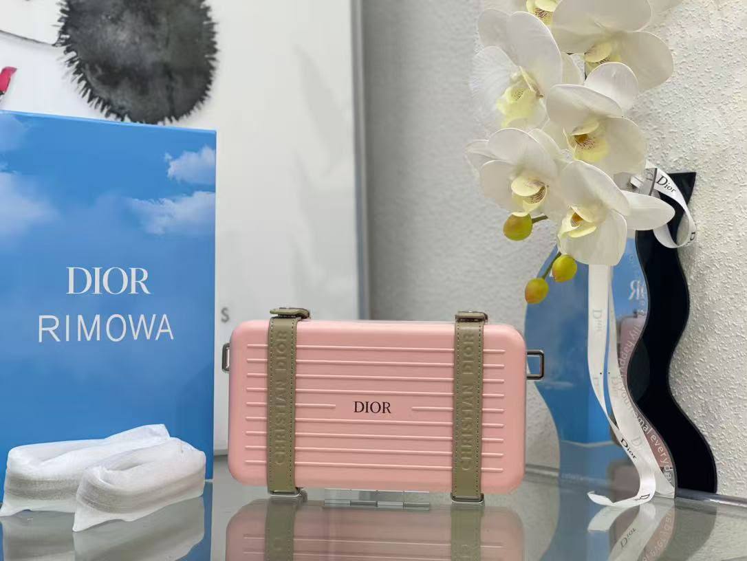 Rimowa
320 dhs🇦🇪🇦🇪

Zain297
♥️♥️♥️