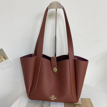 Coach
90 dhs🪙🌨️
Size     43×26×23cm

Zain04
♥️♥️♥️