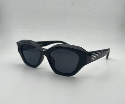 Gentle Monster 
Sunglasses 🕶️ 
good quality 💯
With master box 🗃️ 
50 dhs❣️

Zain273
♥️♥️♥️