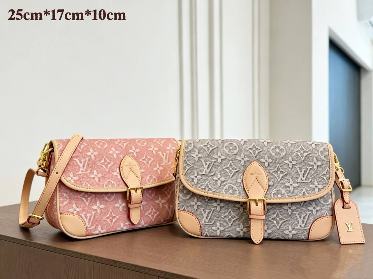 LV
NEW DESIGN MASTER QUALITY WITH BOX 
240 dhs💓
SIZE: 25cm

Zain39
♥️♥️♥️